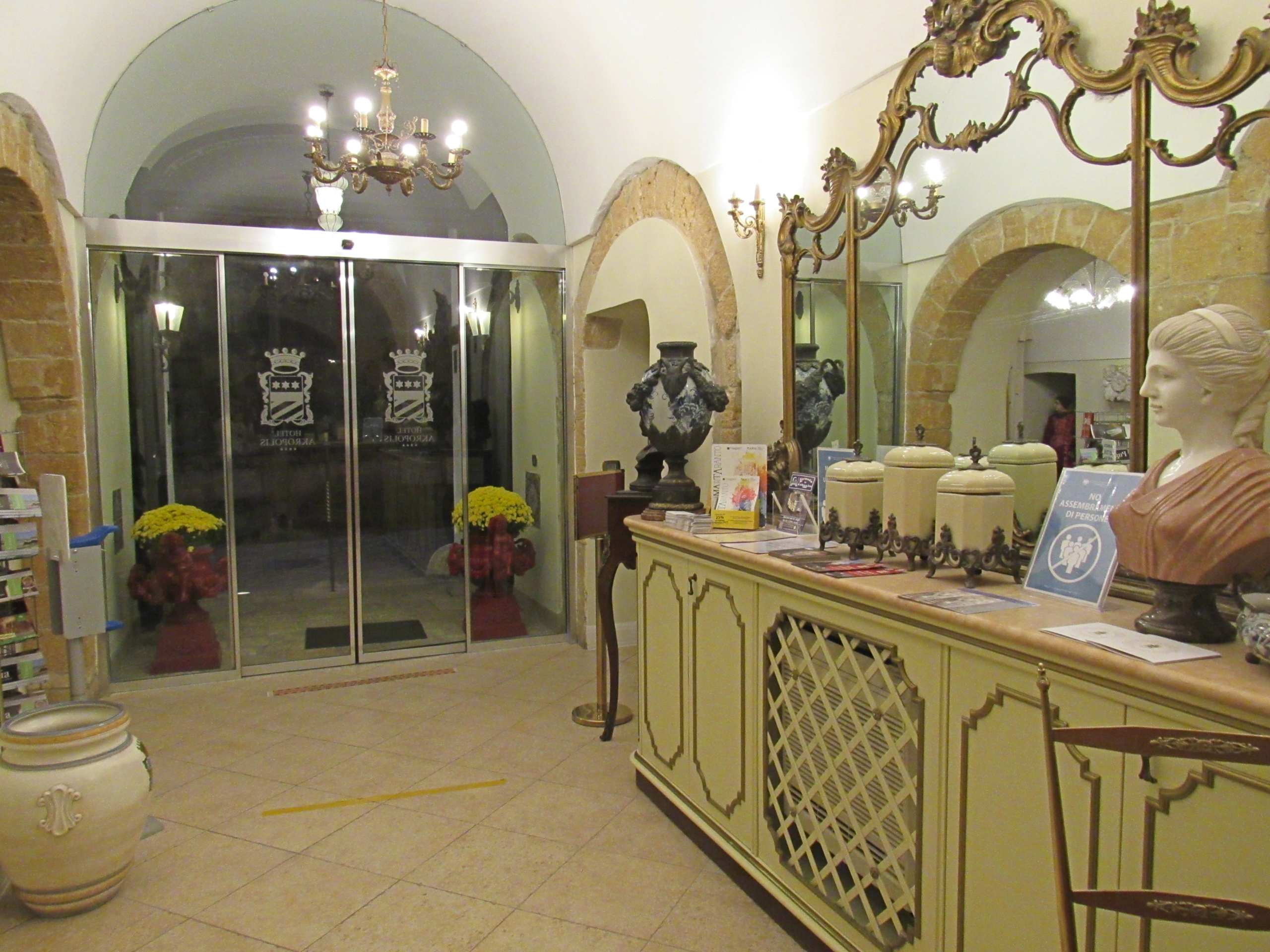 Hall scaled - Hotel Akropolis